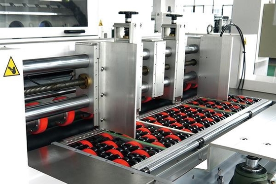 Volautomatische stansmachine voor golfkartonnen dozen met strippen