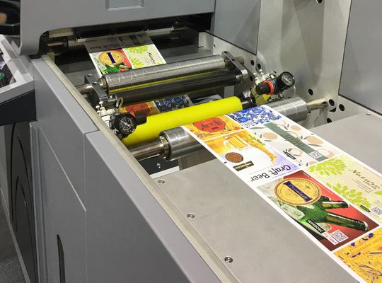 Inkjet digitale printer met UV-lak foliedruk Maximale afdruksnelheid 50 m/min voor etiketversiering