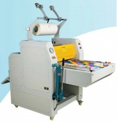 Het automatische Kleine Grootte het Lamineren Machine Infrarode Verwarmen met het In orde maken van Snijder