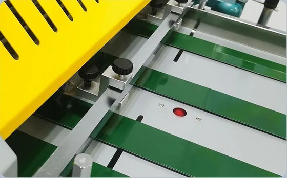 Het automatische Kleine Grootte het Lamineren Machine Infrarode Verwarmen met het In orde maken van Snijder