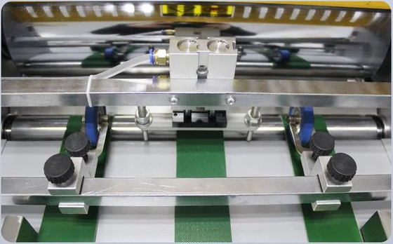 Het automatische Kleine Grootte het Lamineren Machine Infrarode Verwarmen met het In orde maken van Snijder