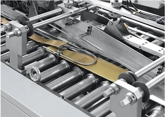 Machine voor het maken van kartonnen papieren dozen met servocontrole voor verbeterde precisie
