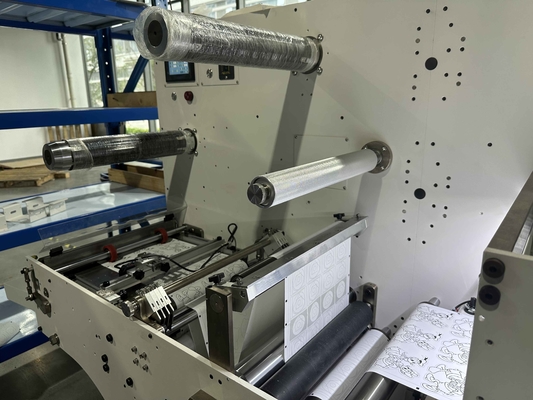 Intelligente digitale roll-to-roll label snij- en terugspoelmachine