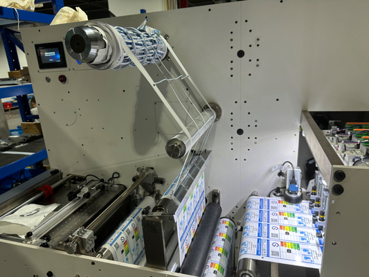 De digitale Snijder die van de Etiketmatrijs en Machinehoge snelheid scheuren opnieuw opwinden