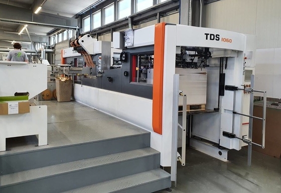 Ecoographix Automatische strooimasjien voor het snijden en stempelen van warmgevoerde folie met strippen