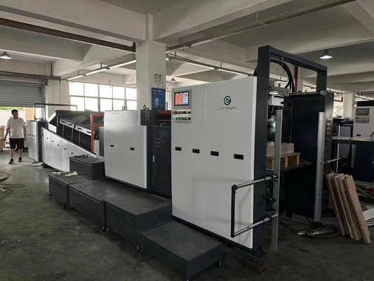 Automatische machine voor het UV-lakken en glazen van karton