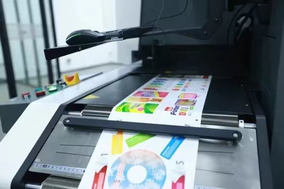 Hybride digitale label multi-color UV-print- en lakmachine