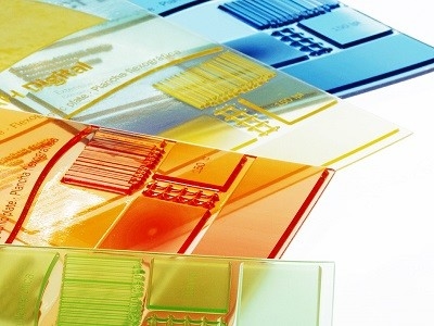 met een lichtgevoelige analoge flexografische drukplaat