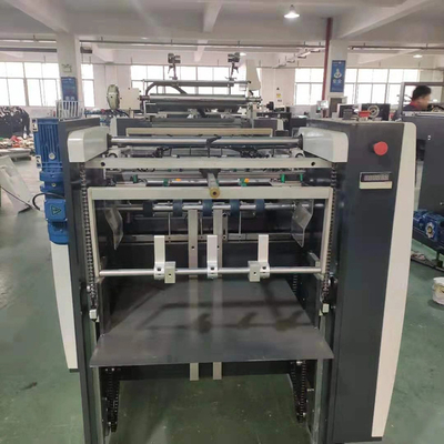 Volledig automatische machine voor het lamineren van een enkel gevel
