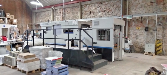 Automatische platte matrassnijdmachine met blanking stripping