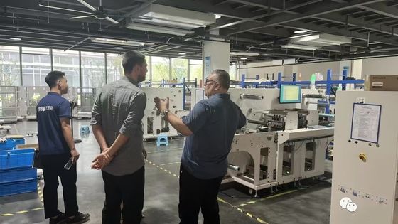 Digitale roll to sheet laser die cutter met maximaal 27m/min snij snelheid en maximaal 330mm labelbreedte