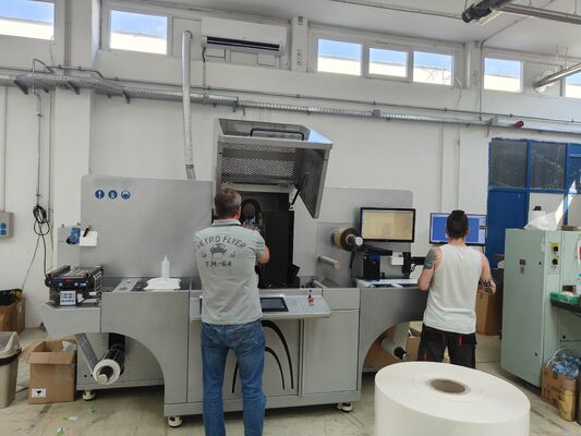 Digitale Label Rol-naar-Rol Afwerkingsmachine met 60 zakken/min Snelheid en 120-450mm Zakbreedte voor Digitaal Foliedrukken