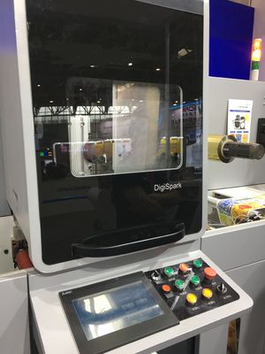 Digitale label printing machine voor roll to roll label foil stamping and varnishing