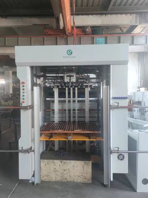 Automatische platte matrassnijdmachine met blanking stripping