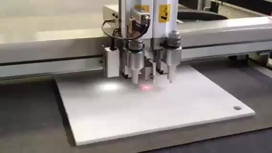 CB03II Digitale knipmachine voor tafelbanden van groot formaat