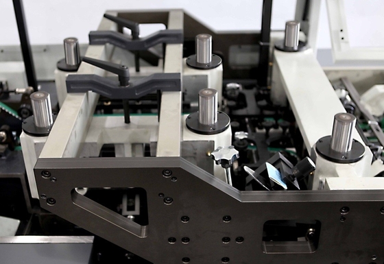8 Stikkende het Boek Bindende Machine 12000 C/H van het postenzadel